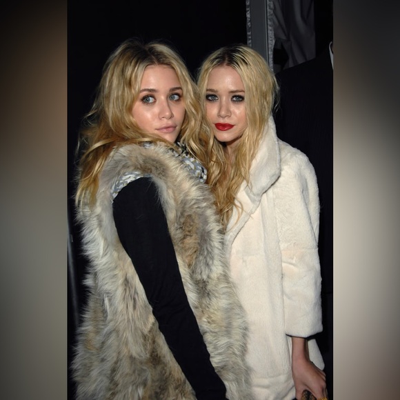 ✨Steal Her Style✨ TopShop Black Faux Fur Vest, size 6 - Picture 9 of 16